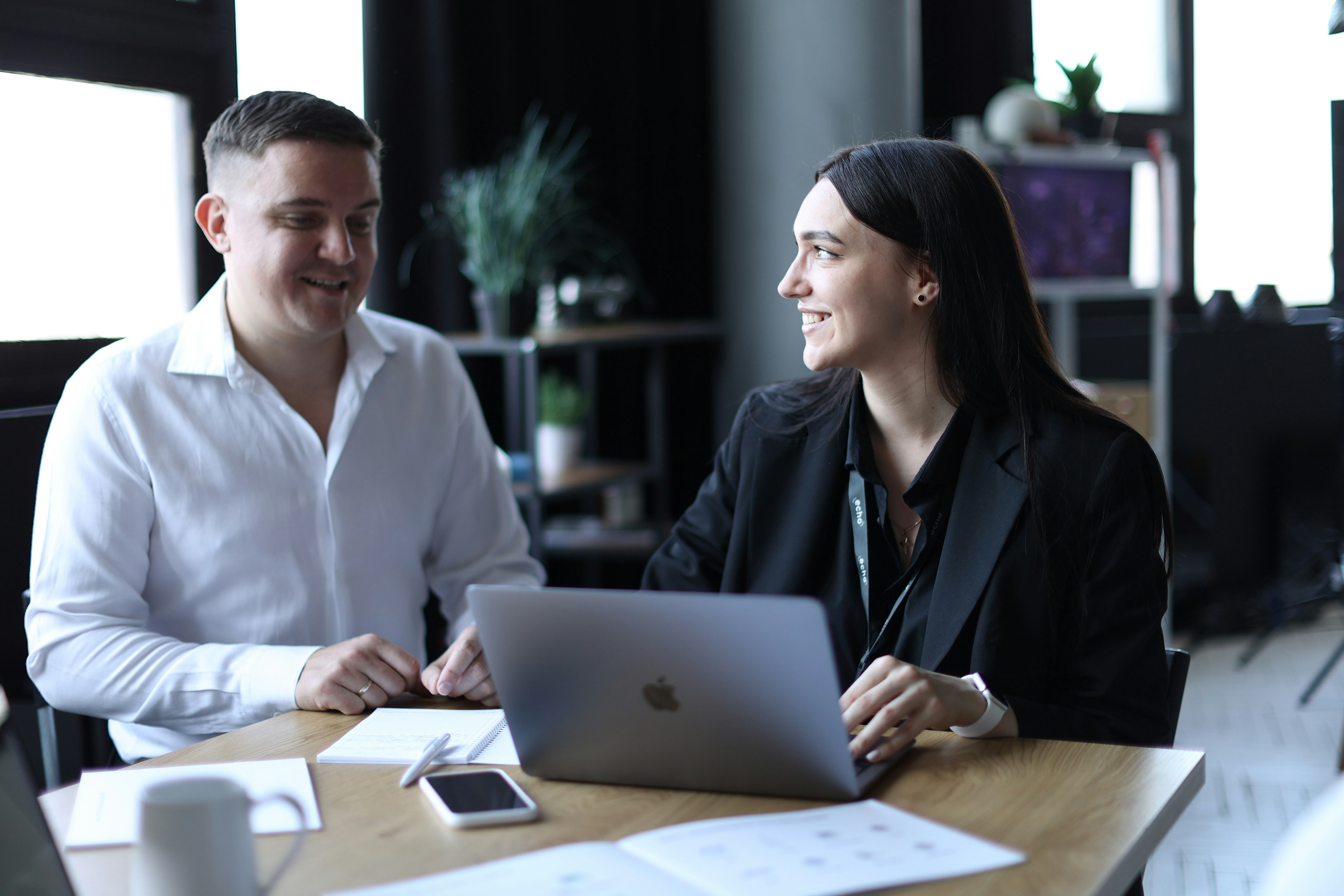 Consultores de Resuelve 360 en una reunión
